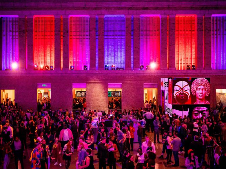 A crowd enjoys themselves in Shapiro Courtyard during Late Nites.