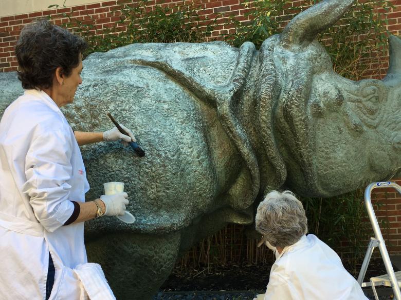 Cleaning of a sculpture made of polyester resin reinforced with fiberglass