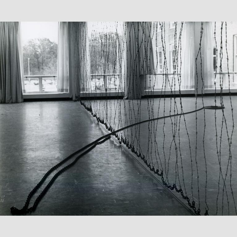 A cord crosses the floor of the "5+1" gallery and ends in a coil.