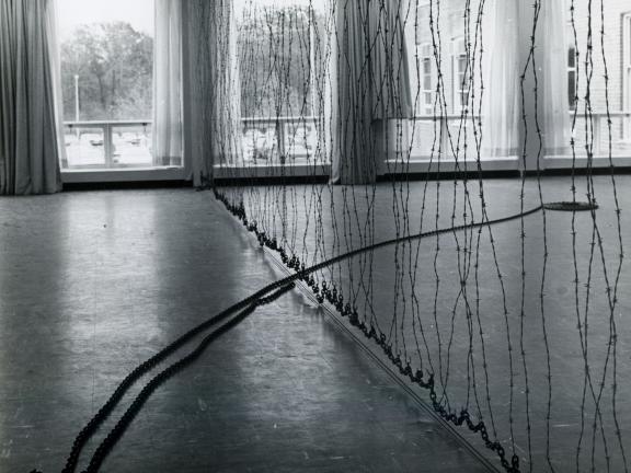 A cord crosses the floor of the "5+1" gallery and ends in a coil.