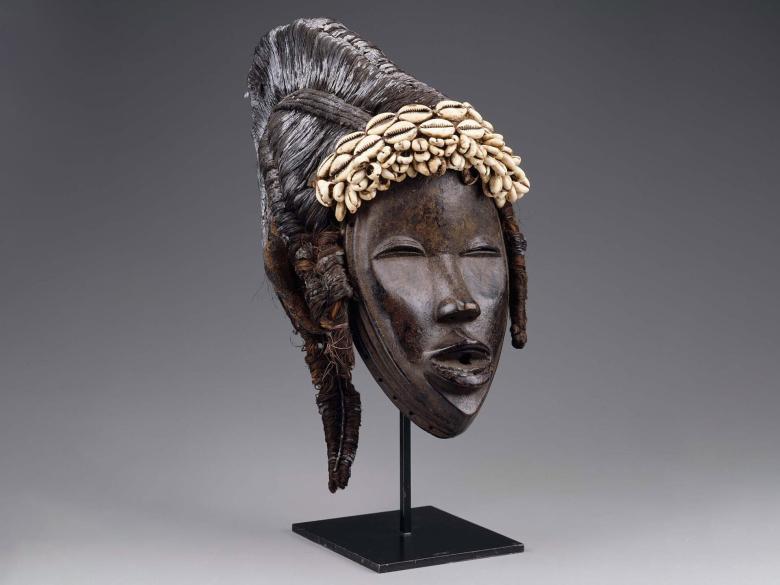 A Dan mask with a shell crown.