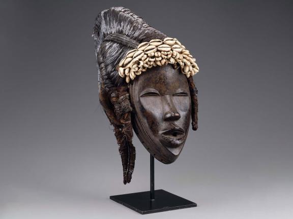 A Dan mask with a shell crown.