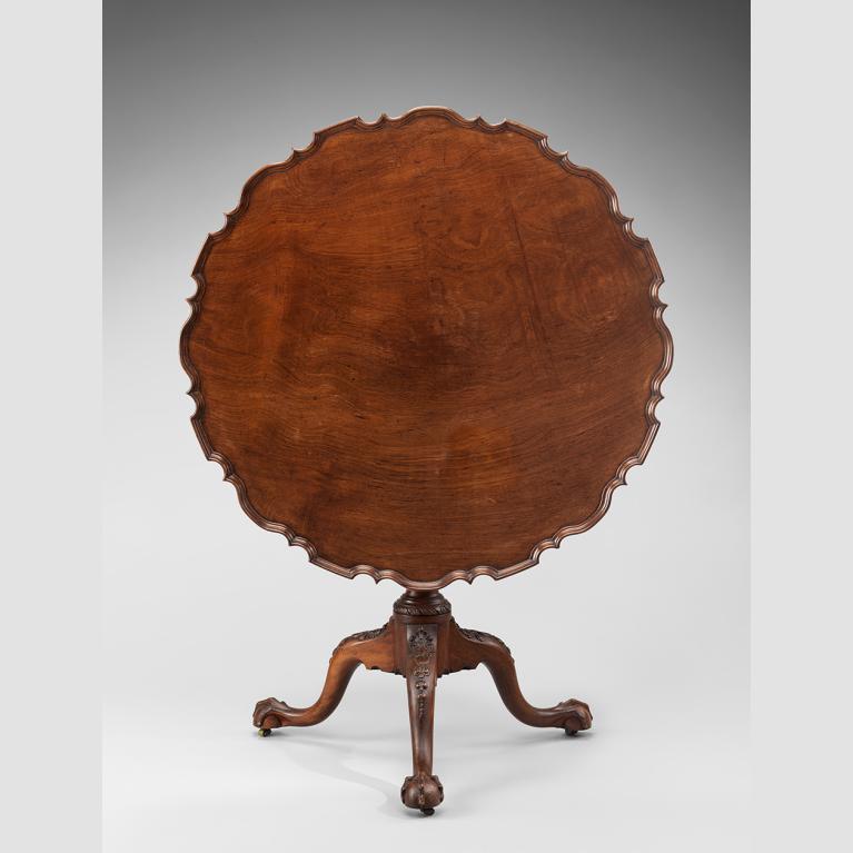 The scalloped-top Philadelphia tea table